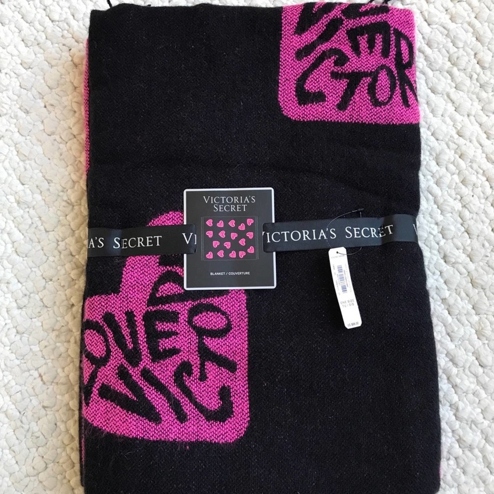 NWT VICTORIA’S SECRET BLANKET THROW HEARTS PINK BLACK GREAT GIFT CHRISTM…